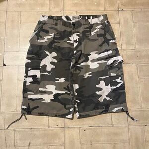 Men’s BTL baggy military white and gray camo shorts sizes 40